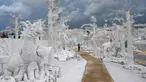 Foto pada yang diabadikan 2 September 2020 menunjukkan seorang pekerja berjalan di antara patung-patung mitologi yang terbuat dari pasir putih menyerupai es di taman "Frost Magical Ice of Siam", di luar Pattaya, Thailand. (Photo by Mladen ANTONOV / AFP)