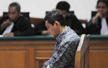 Dituntut JPU 19 tahun penjara, Udar tampak lesu