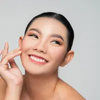 Sahabat Fimela bisa menghasilkan riasan makeup yang sempurna dengan memperhatikan kondisi cahaya, produk kosmetik, dan teknik. (Foto: Freepik/jcomp)