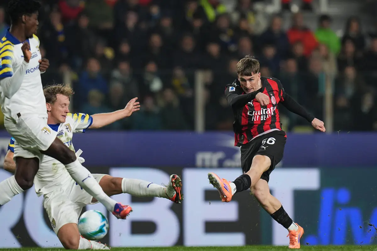 Pemain AC Milan, Alexis Saelemaekers (kanan), mencetak gol dalam pertandingan Serie A antara Parma dan AC Milan