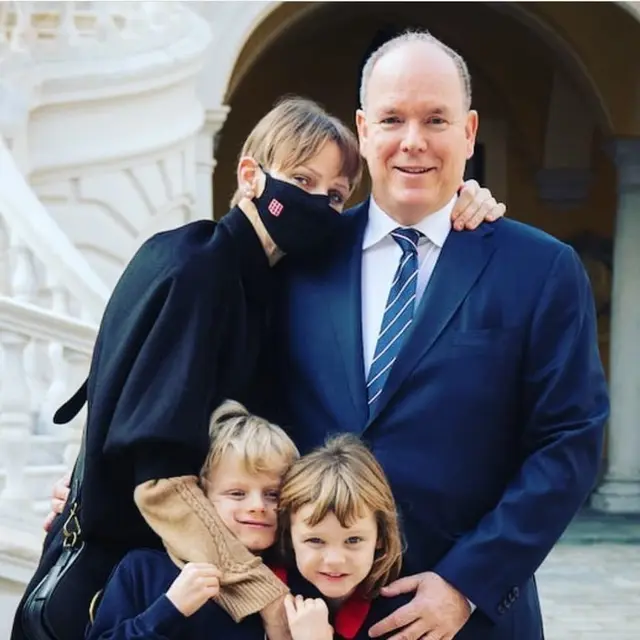 Putri Charlene dari Monako bersama kedua anaknya dan suaminya Pangeran Albert