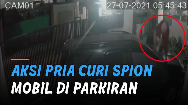Terekam kamera cctv aksi sekumpulan pria mencuri spion mobil di parkiran rumah warga. Kejadian itu terjadi di Jalan Lobak II, Kebayoran Baru, Jakarta Selatan.