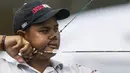Pepanah Indonesia, Prima Wisnu, konsentrasi saat final SEA Games cabang panahan nomor compound di National Sports Council, Kuala Lumpur, Rabu (16/8/2017). Dirinya meraih emas setelah mengalahkan Malaysia. (Bola.com/Vitalis Yogi Trisna)