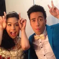 Maudy Ayunda meunggah potret dirinya bersama Vidi Aldiano yang mengenakan setelan jas biru lengkap dengan dasi kupu-kupunya.  [@maudyayunda]