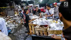Sejumlah pedagang menyelamatkan barang dagangannya dari lokasi Pasar Induk Kramat Jati Blok C1, Jakarta Timur, yang terbakar, Senin (12/6). Sebanyak 19 unit mobil pemadam kebakaran diterjunkan untuk memadamkan api. (Liputan6.com/Faizal Fanani)