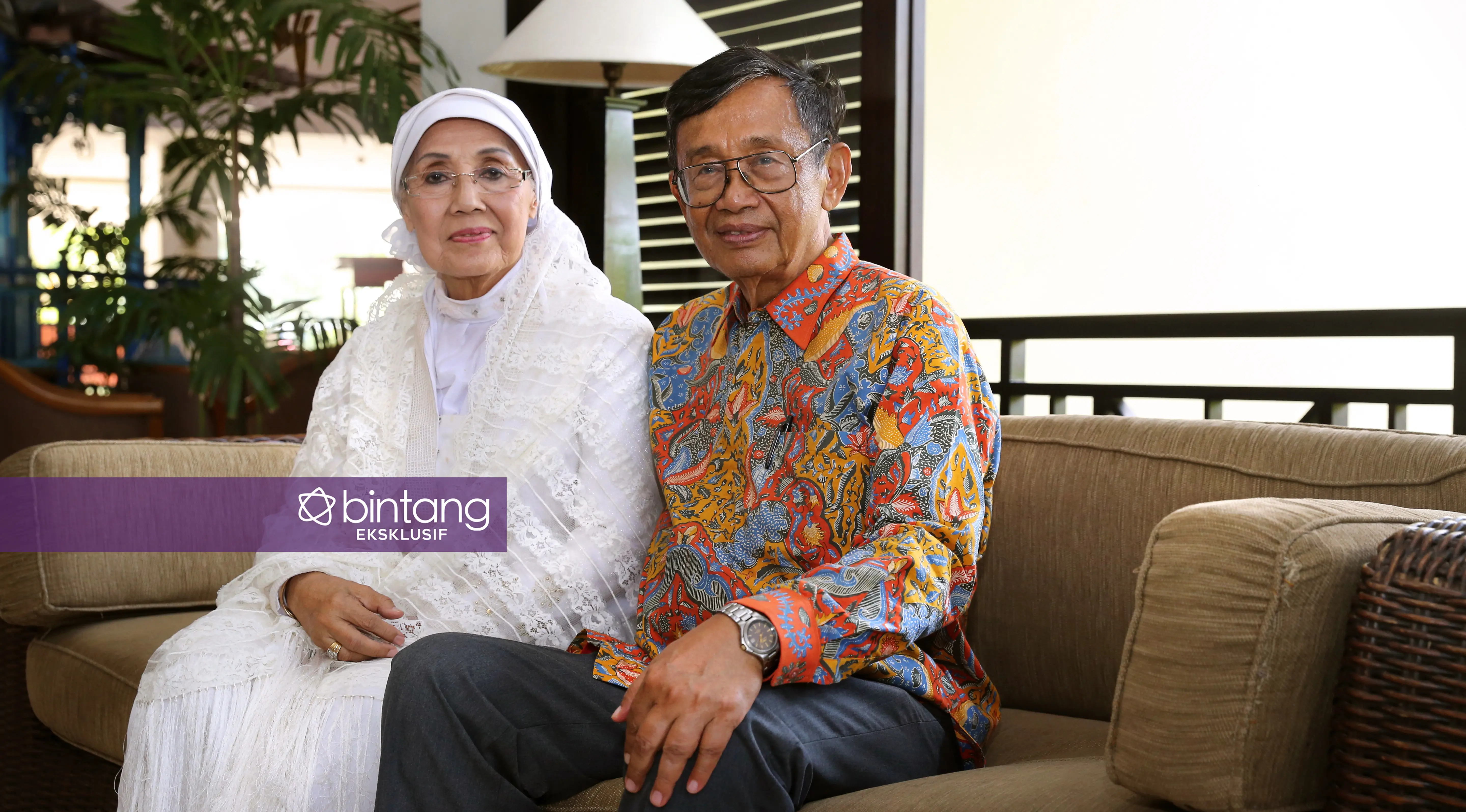 Nani Wijaya dan Ajip Rosidi telah resmi menjadi suami istri pada Minggu (16/4/2017). Pernikahan keduanya berlangsung di Cirebon, Jawa Barat. (Adrian Putra/Bintang.com)