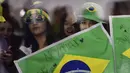Para wanita menanti munculnya pemain timnas Brasil di Bandara kota Temuco, Cile. (AFP/Rodrigo Buendia)
