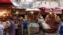 Para pedagang kurma melayani pembeli selama bulan suci Ramadan di sebuah pasar di ibukota Sanaa, Yaman (22/5). (AFP Photo/Mohammed Huwais)