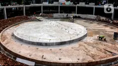 Pekerja menyelesaikan proyek revitalisasi Taman Christina Martha Tiahahu  di kawasan Blok M, Jakarta, Kamis (7/7/2022). Taman Martha Tiahahu yang sedang direvitalisasi ini mengusung konsep ruang publik yang mendukung gerakan literasi. (Liputan6.com/Johan Tallo)