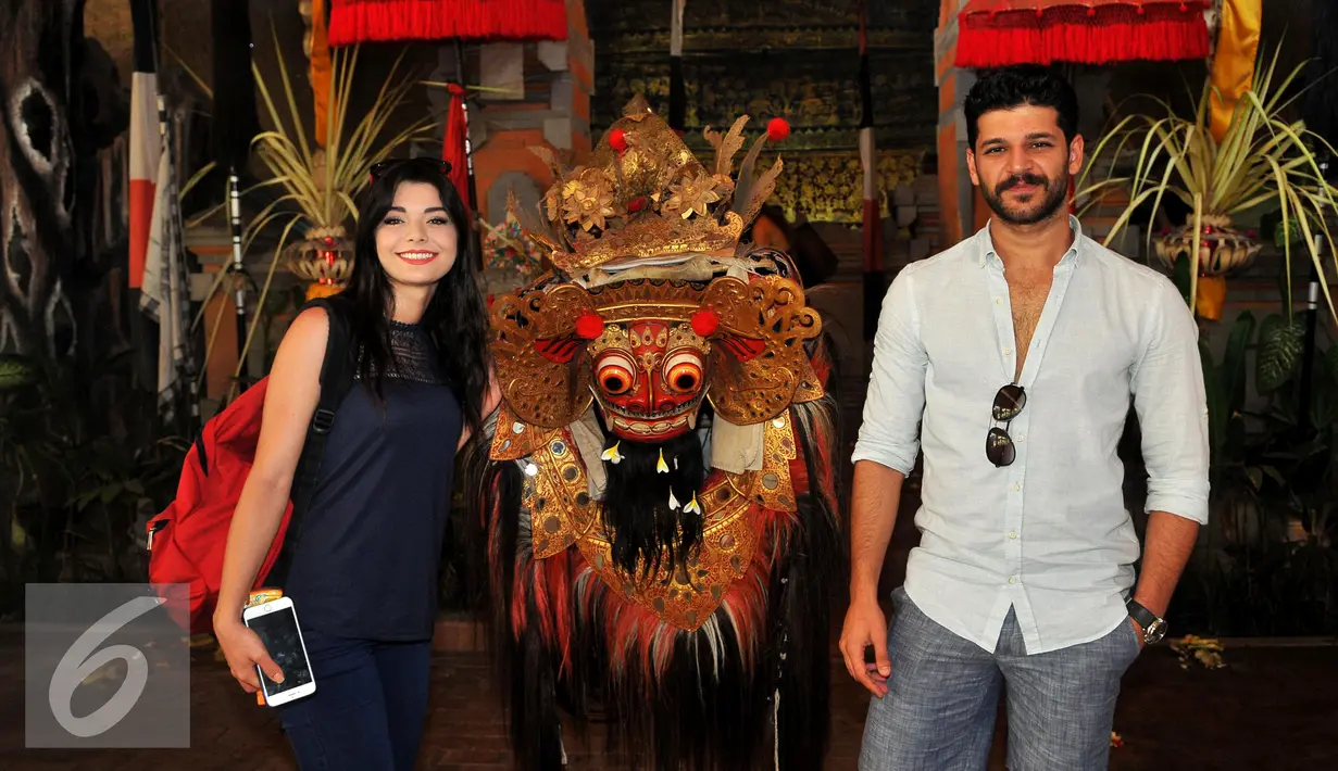 Pemeran Zeynep di Serial Elif, Gulcin Tuncok  (kiri) bersama Selim (Emre Kivilcim) usai menonton pertunjukan barong di Bali, Kamis (27/8/2015) Para pemain Elif sangat antusias dalam melihat pertunjukan Barong tersebut. (Liputan6.com/Herman Zakharia)