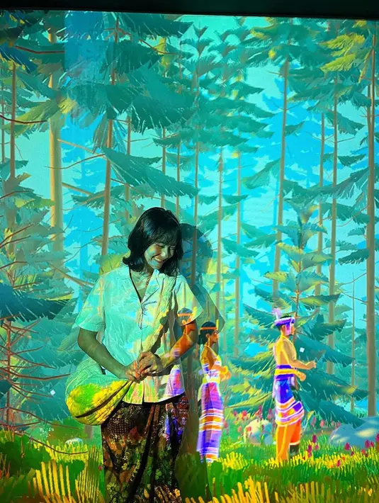 Gemas, gaya Freya JKT48 pakai kemeja putih lengan pendek, ia padukan dengan kain batik sebagai rok, dan sling bag. [Foto: Instagram/jkt48.freya]