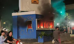 Pos Polisi di Bawah Flyover Slipi Dibakar (Foto: Ady Anugrahadi/Liputan6.com)