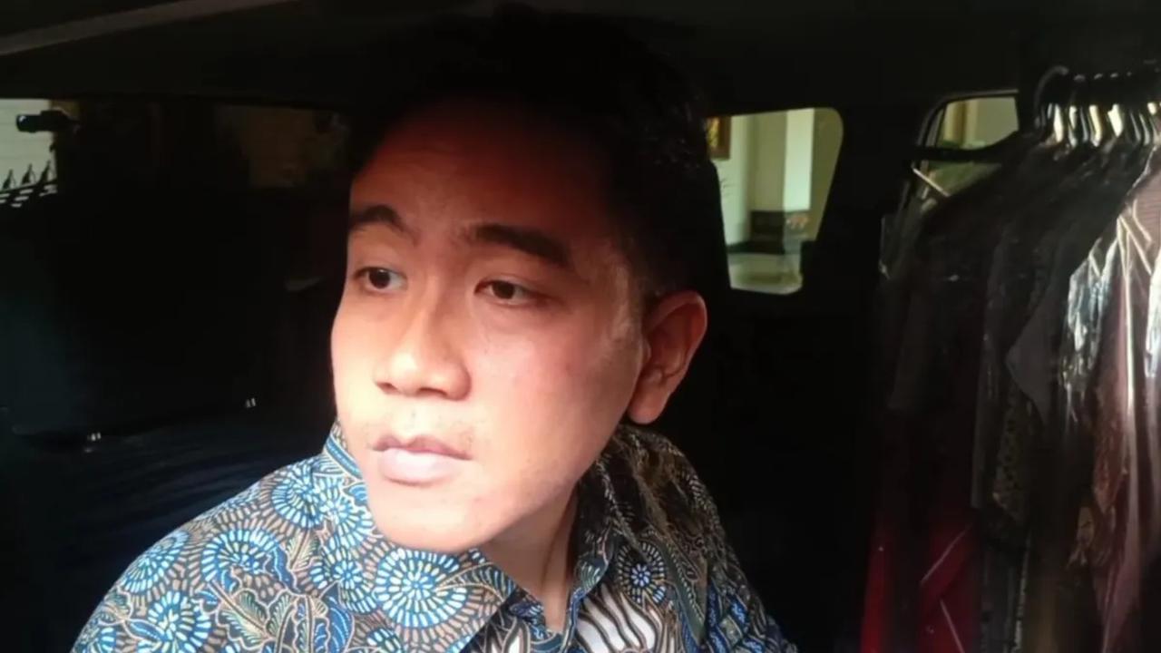 Gibran menyambut baik terpilihnya Mahfud MD sebagai cawapres Ganjar. Putra sulung Presiden Joko Widodo (Jokowi) ini menilai Mahfud MD sebagai sosok yang tepat untuk mendampingi Ganjar. Mahfud memiliki pengalaman duduk di kursi yudikatif, legislatif, dan e
