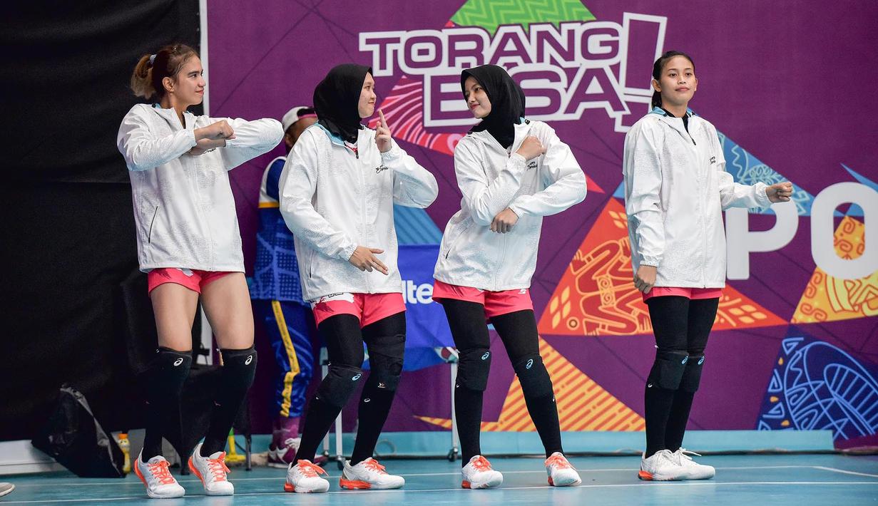Tim Bola Voli Putri Jawa Barat bergoyang tik tok di GOR Voli Koya Koso, Minggu (3/10/2021). (PB PON XX PAPUA/Yustha Corithaca)