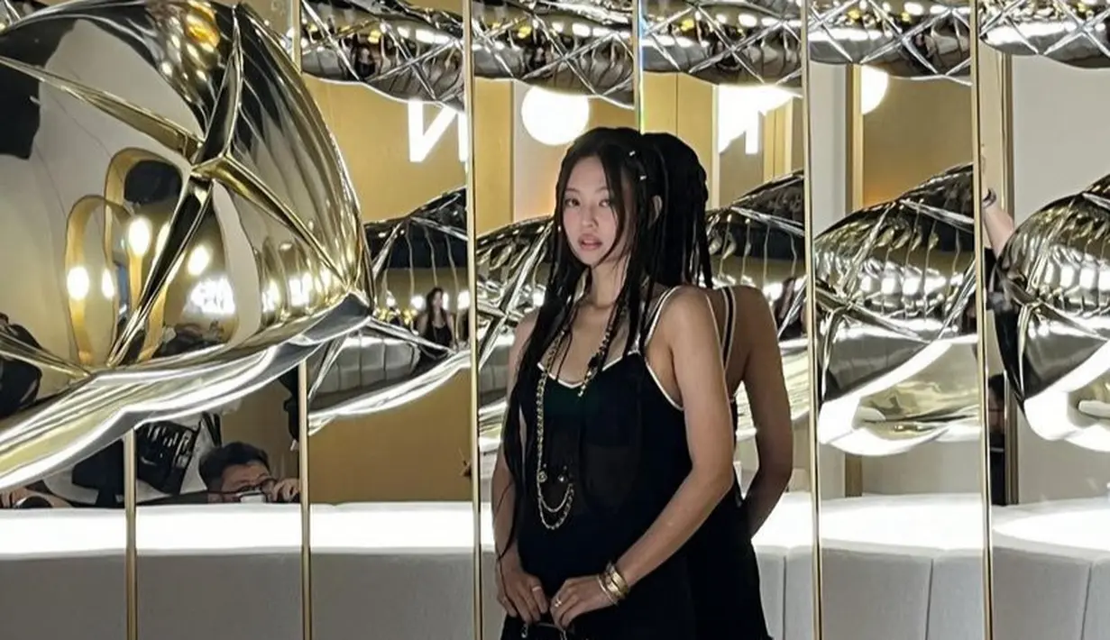 Tampilan Jennie kali ini dengan rambut sebatas pinggang yang dibelah menjadi kepang ala Alanis Morissette. Ditambah beberapa hair clip. Wajahnya dipoles dengan blush on pink dan lipstik nude glossy. [@jennierubyjane]