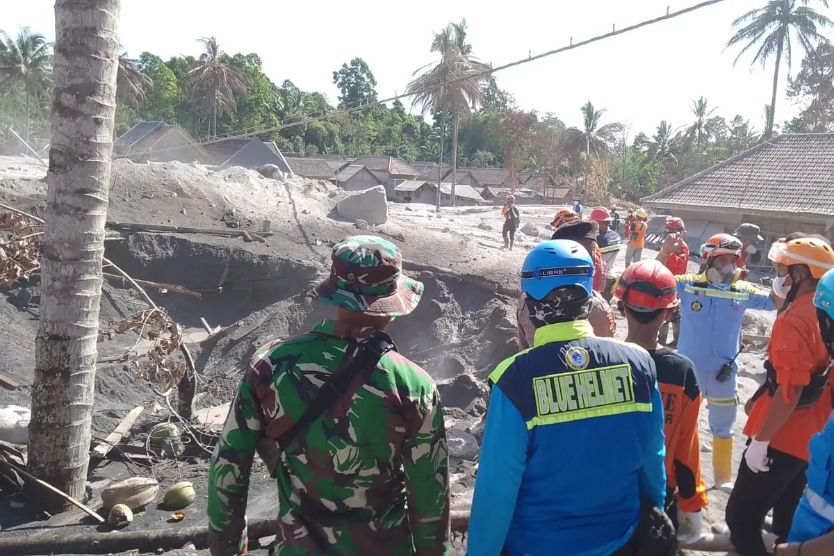 Aksi Relawan Blue Helmet bersama Basarnas saat mencari korban erupsi Gunung Semeru di Lumajang. (Foto: Istimewa).