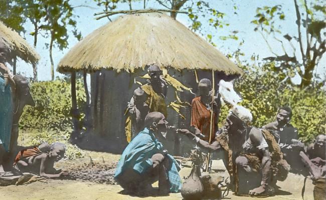 Ilustrasi dukun Kenya tahun 1950-an. (Sumber Wikimedia Commons/University of Southern California. Libraries)