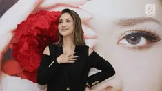 Penyanyi Bunga Citra Lestari (BCL) berpose usai peluncuran album terbarunya yang bertajuk "It's Me BCL" di kawasan Kemang, Jakarta, Rabu (12/07). Album ini menceritakan tentang perjalanan karier BCL. (Liputan6.com/Herman Zakharia)