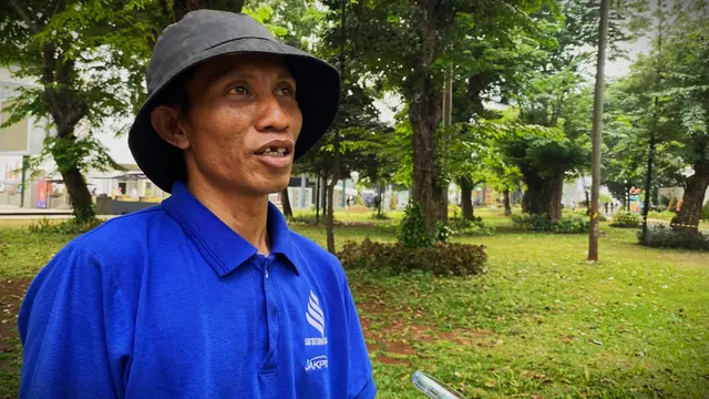 Muhammad Soleh, selaku pekerja pemeliharaan taman di Taman Ismail Marzuki (TIM) Jakarta.