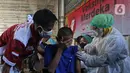 Petugas medis menyuntikan vaksin COVID-19 kepada pasien ODGJ di Bekasi, Jawa Barat, Rabu (4/8/2021). Sebanyak 70 pasien ODGJ mengikuti kegiatan vaksinasi merdeka guna mencegah penyebaran wabah COVID-19. (Liputan6.com/Herman Zakharia)