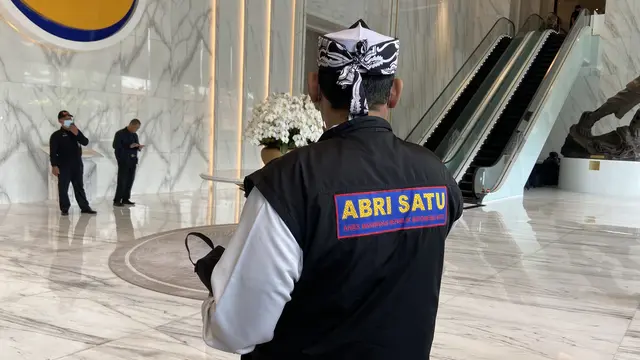 Sejumlah relawan Anies Baswedan hadir ke Kantor DPP Partai NasDem di NasDem Tower, Jakarta Pusat. Tampak di antaranya, ABRI Satu, Dunsanak Anies dan Jabar Manies.