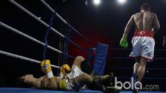 Daud Yordan (kanan)  berjalan meninggalkan tubuh lawannya Campee Phayom dari Thailand dia atas ring OCBC Arena, Singapura, Sabtu (25/3/2017).  Daud Yordan menang KO pada ronde kedua. (Bola.com/Nicklas Hanoatubun)