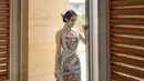 Cheongsam rancangan Stella Lunardy itu memiliki train panjang dengan detail bordir yang cantik [@chengiovanis]