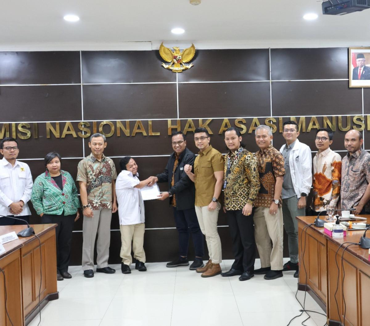 Juru Bicara TPN Ganjar-Mahfud, Aiman Witjaksono resmi melayangkan perlawanan terhadap penyidik Polda Metro Jaya buntut penyitaan handphone usai menjalani pemeriksaan, Jumat (26/1) lalu.