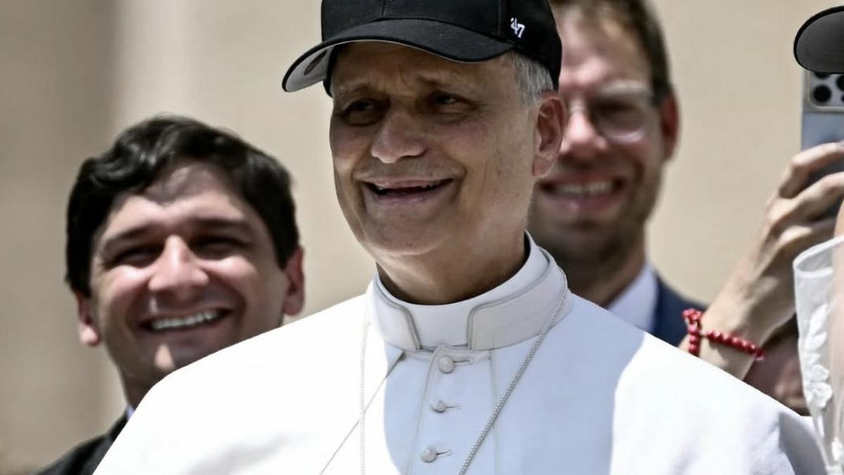 Gaya Nyentrik Paus Leo XIV Kenakan Topi Bisbol Sapa Umat di Vatikan