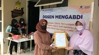 Tim dosen Institut Pertanian Bogor (IPB) blusukan memberikan pendampingan sertifikasi halal bagi pelaku Usaha Kecil dan Mikro (UKM) Bogor. (Liputan6.com/Jayadi Supriadin)