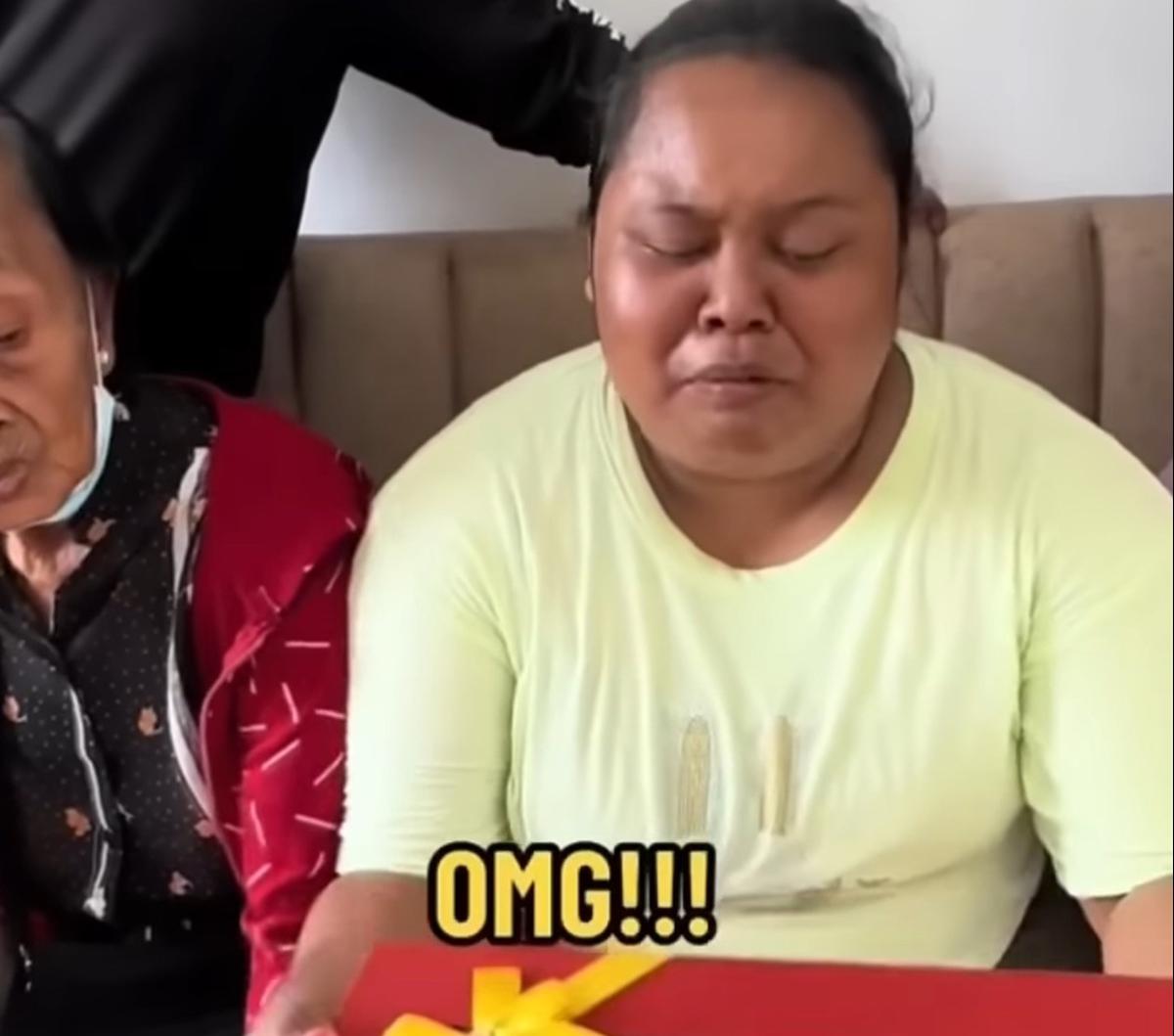 "OMG! Thank you very much," ucap perempuan itu sambil terus menangis bahagia.