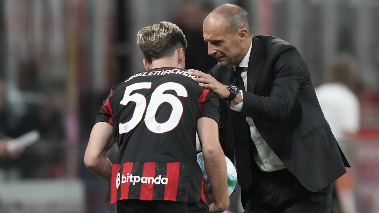 Pelatih AC Milan, Massimiliano Allegri, memberikan instruksi kepada Alexis Saelemaekers