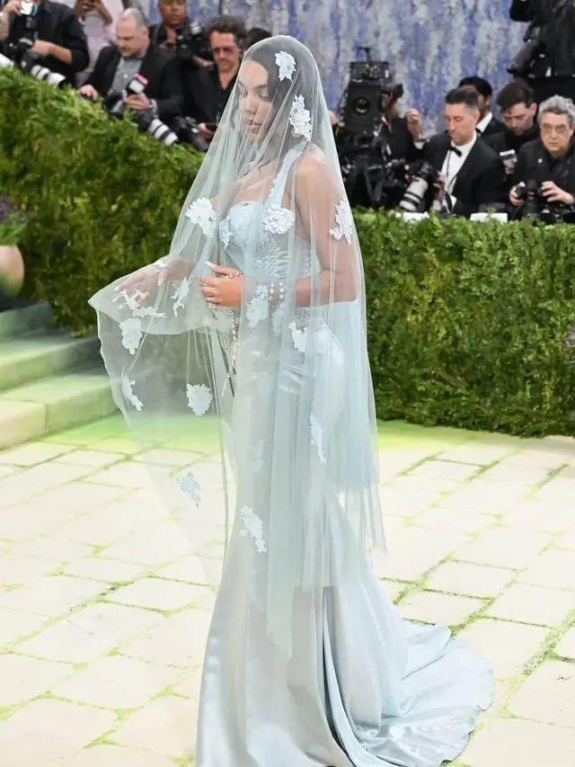 Rodríguez di Met Gala 2026 pakai gaun biru dipaduka veil. [@georginagio]