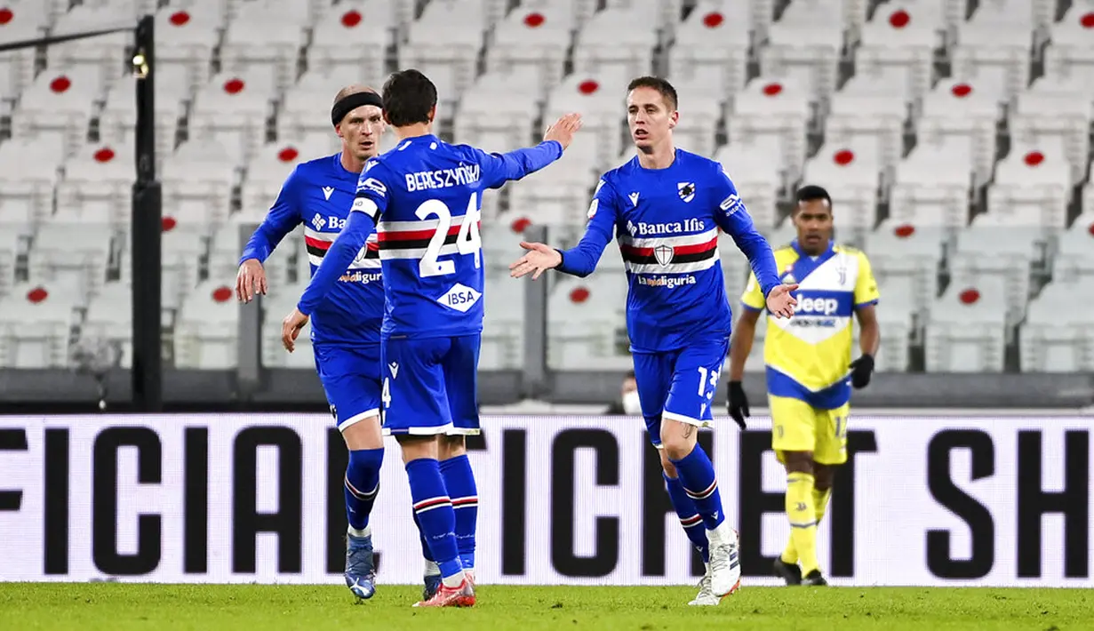 Pemain Sampdoria Andrea Conti (kanan) melakukan selebrasi usai mencetak gol ke gawang Juventus pada pertandingan sepak bola babak 16 besar Coppa Italia di Allianz Stadium, Turin, Italia, 18 Januari 2022. Juventus menang 4-1. (Marco Alpozzi/LaPresse via AP)