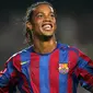 Ronaldinho - Gelandang asal Brasil ini sukses dua kali menjadi yang terbaik di dunia. Mantan bintang Barcelona itu meraihnya pada tahun 2004 dan 2005. (AFP/Lluis Gene)