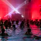 Sejumlah orang berjoget di dalam kolam renang di hotel Cressy selama Festival Antigel (Festival Anti Beku) di Confignon, Jenewa, Swiss (30/1). Festival Antigel ini berlangsung dari 27 Januari-19 Februari 2017. (AFP Photo/Fabrice Coffrini)