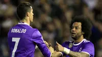 Satu gol Real Madrid ke gawang Valencia yang dicetak Cristiano Ronaldo tak lepas dari assist Marcelo. (AP Photo/Alberto Saiz)