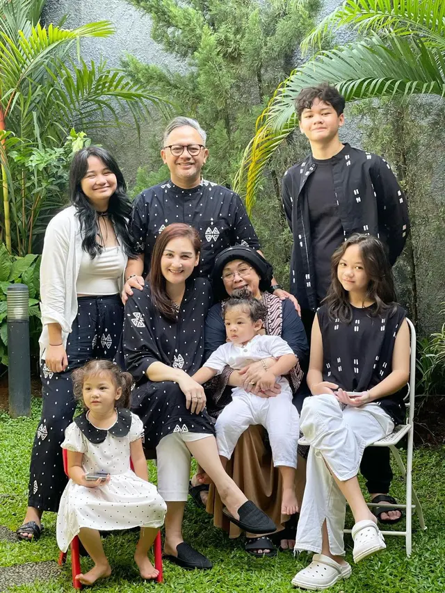 Keluarga Mona Ratuliu dan Indra Brasco dalam Idul Adha 2023. (Instagram/ monaratuliu)