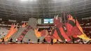 Suporter AC Milan membentangkan tifo raksasa saat memberikan dukungan kepada tim kesayangannya sebelum laga melawan Chelsea pada ajang Indonesia Super Cup 2026 di Stadion Utama Gelora Bung Karno (SUGBK), Jakarta, Sabtu (8/8/2026). Tifo bergambar sosok berjabat tangan dengan karakter iblis yang identik dengan julukan Rossoneri tersebut menjadi daya tarik di tribun dan semakin menyemarakkan atmosfer pertandingan di hadapan puluhan ribu penonton. (KapanLagi.com/Budy Santoso)