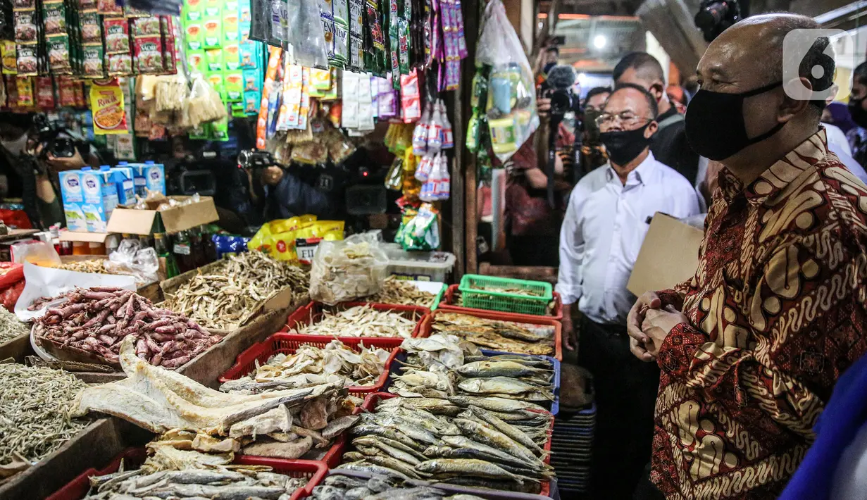 Menteri Koperasi dan Usaha Kecil dan Menengah (UKM) Teten Masduki meninjau pedagang Pasar Cempaka Putih, Jakarta, Kamis (11/6/2020). Kunjungan Menkop UKM tersebut untuk mengecek kondisi perdagangan pasar saat PSBB Transisi. (Liputan6.com/Faizal Fanani)