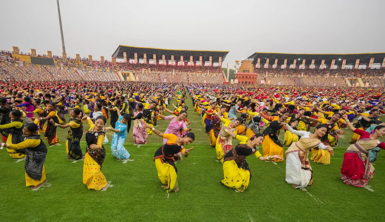<p>Tari Bihu adalah tarian rakyat tradisional yang populer di Assam dan terutama ditampilkan selama Bohag Bihu atau Rongali Bihu, festival musim semi yang menandai Tahun Baru Assam pada pertengahan April. (AP Photo/Anupam Nath)</p>