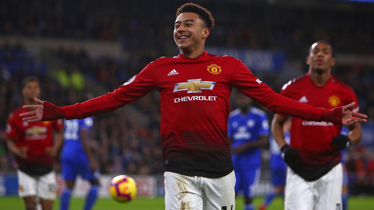Gelandang Manchester United, Jesse Lingard, merayakan gol yang dicetaknya ke gawang Cardiff pada laga Premier League di Stadion Cardiff City, Wales, Sabtu (22/12). Cardiff kalah 1-5 dari MU. (AFP/Geoff Caddick)