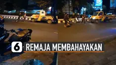 Tidak tau apa maksud dan tujuan ketiga remaja yang berdiri di tengah jalan menghadang mobil melintas.