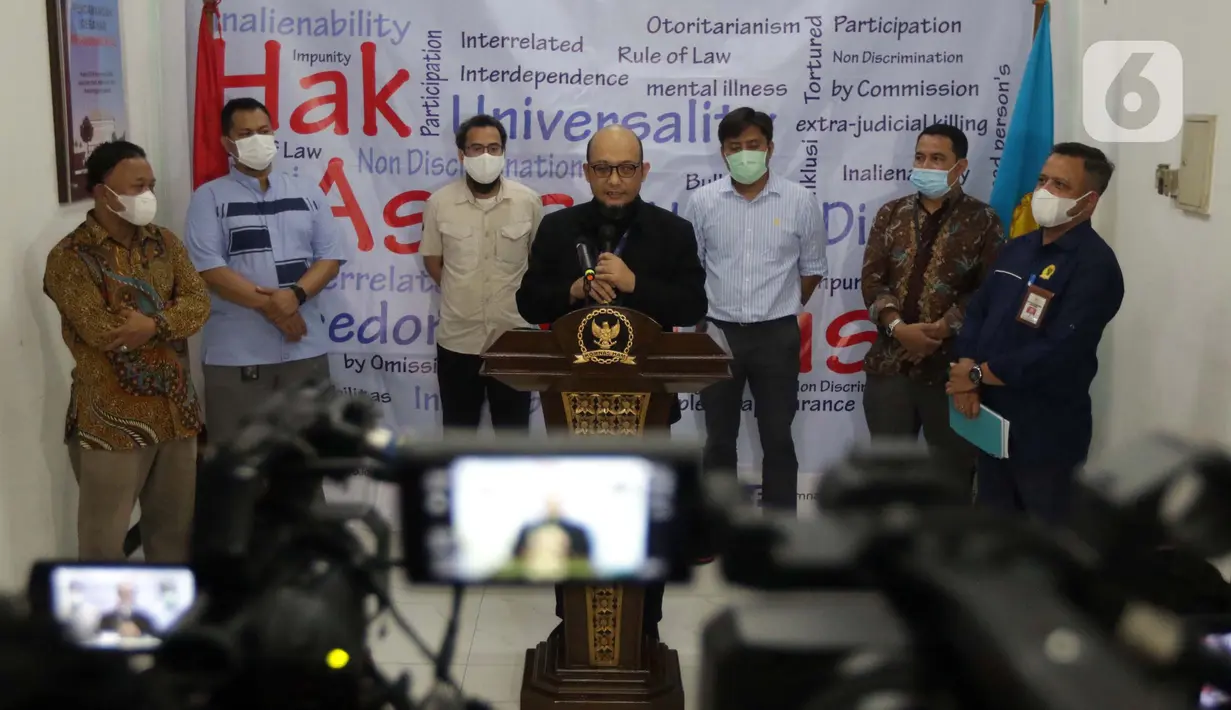 Novel Baswedan (tengah) bersama perwakilan pegawai KPK yang tidak lolos TWK memberi keterangan usai menyerahkan dokumen baru dan tambahan informasi terkait pelaporan pelanggaran HAM saat proses alih status, Gedung Komnas HAM, Jakarta, Selasa (8/6/2021). (Liputan6.com/Helmi Fithriansyah)