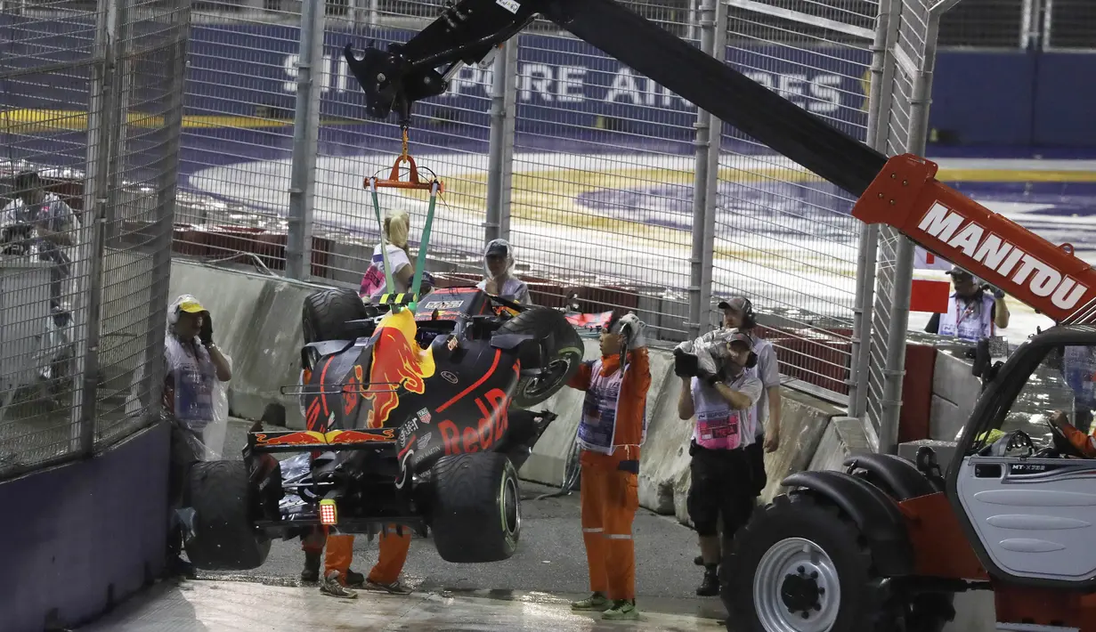 Mobil milik pebalap Red Bull, Max Verstappen usai kecelakaan dengan pebalap Ferrari, Kimi Raikkonen pada balapan F1 GP Singapura di Marina Bay City Circuit (17/9/2017). Max gagal melanjutkan balapan.  (AP/Wong Maye-E)