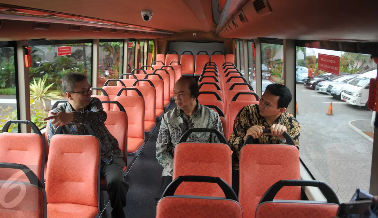 Gubernur DKI Jakarta, Basuki T Purnama (kanan) didampingi Chairman Mayapada Group, Dato Sri Tahir (tengah) saat mencoba bus tingkat di Balaikota (17/6). Kini keseluruhan bus tingkat yang ada di Jakarta berjumlah 13 unit. (Liputan6.com/Gempu M Surya)