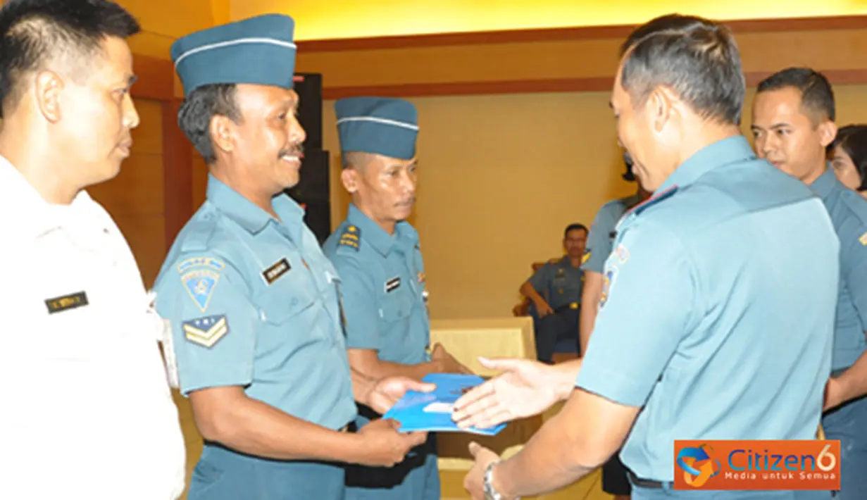 Citizen6, Surabaya: Dankobangdikal Laksda TNI Djoko Teguh Wahojo, menyiapkan puluhan bingkisan sebagai door prize bagi para prajuritnya. Salah satunya Penyerahan penghargaan atas personil terlama dalam pengabdian di Kobangdikal. (Pengirim: Penkobangdikal)