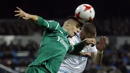 Duel pemain Real Madrid, Karim Benzema (kanan) dan pemain Leganes, Unai Bustinza pada perempat final Copa del Rey di Santiago Bernabeu stadium, Madrid, (24/1/2018). Leganes menang 2-1. (AP/Francisco Seco)