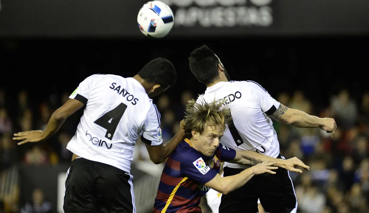 Pemain Valencia,  Alvaro Negredo dan rekannya Aderlan Santos (kiri) menghalau bola dari kejaran pemain Barcelona, Ivan Rakitic pada leg kedua semifinal Copa Del Rey di Stadion Mestalla, Valencia, Kamis (11/2/2016) dini hari WIB. (AFP/Jose Jordan)