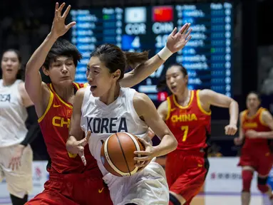 Pebasket China saat melawan Korea Bersatu pada laga final basket wanita Asian Games di Istora, Jakarta, Sabtu (1/9/2018). China menang 71-65 atas Korea Bersatu. (Bola.com/Vitalis Yogi Trisna)